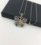 GÜMÜŞ TELKARİ KELEBEK KÖK ZÜMRÜT VE KÖK YAKUT TAŞLI KOLYE