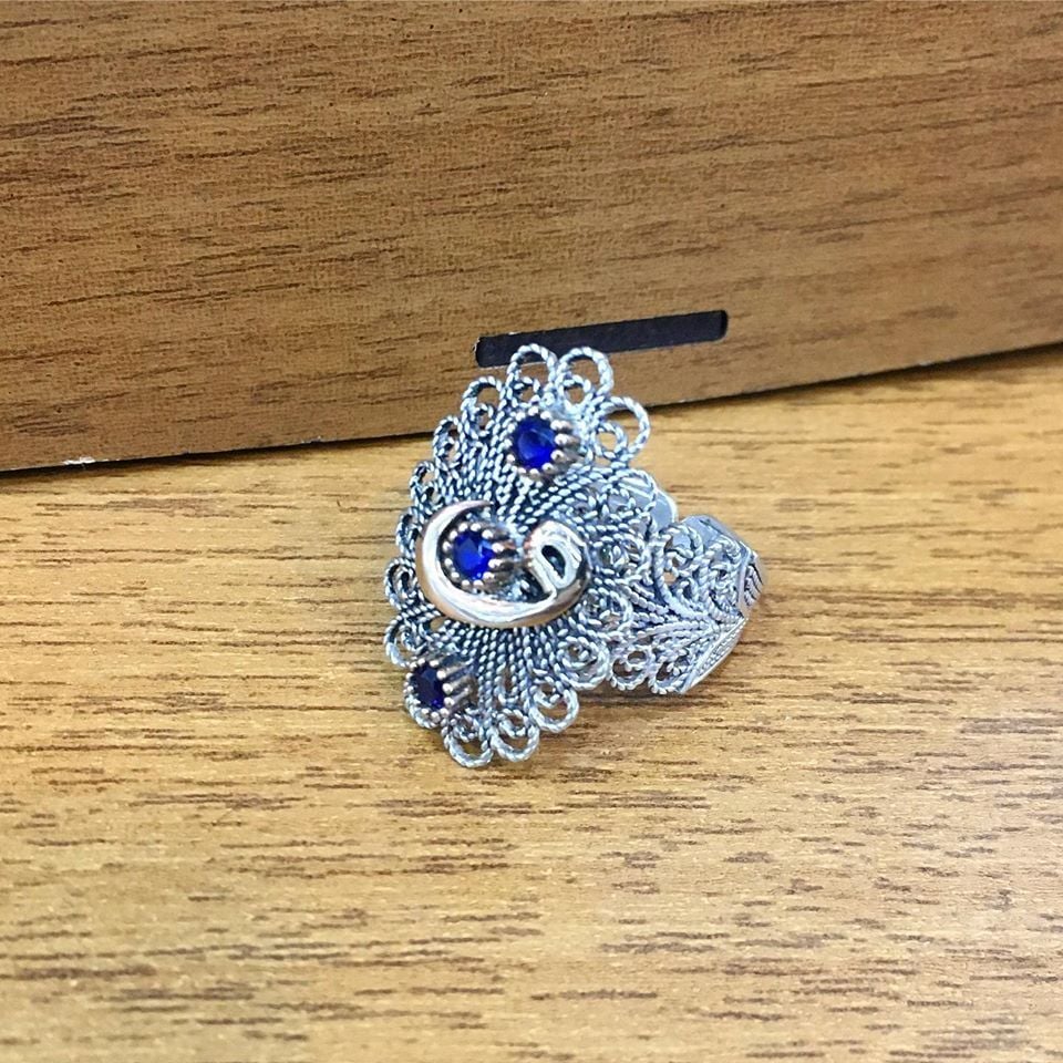 GÜMÜŞ TELKARİ VAV HARFİ KÖK SAFİR TAŞLI YÜZÜK