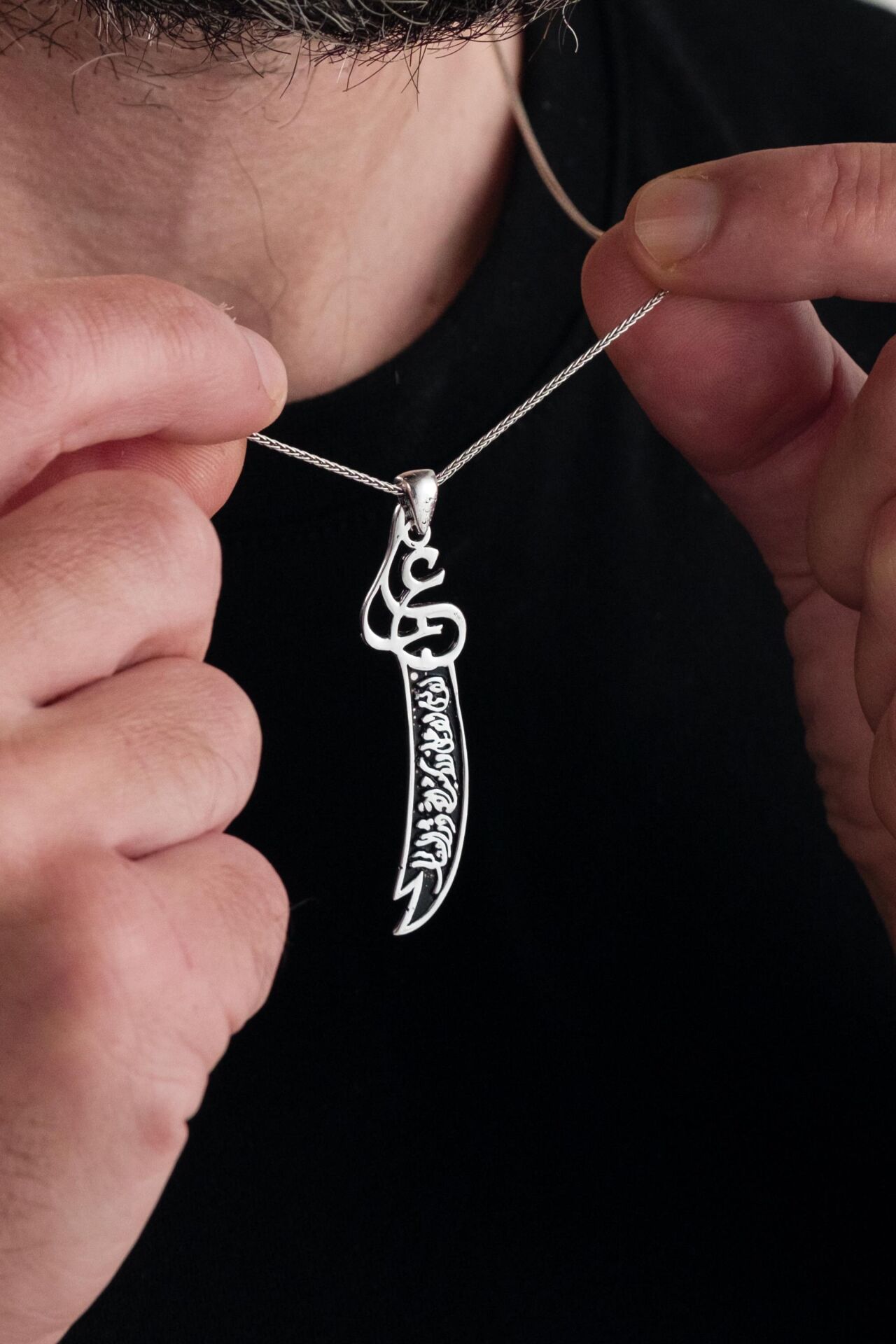 Ali'den Başka Yiğit Yoktur Yazılı Zülfikar Kılıç Gümüş Erkek Kolye