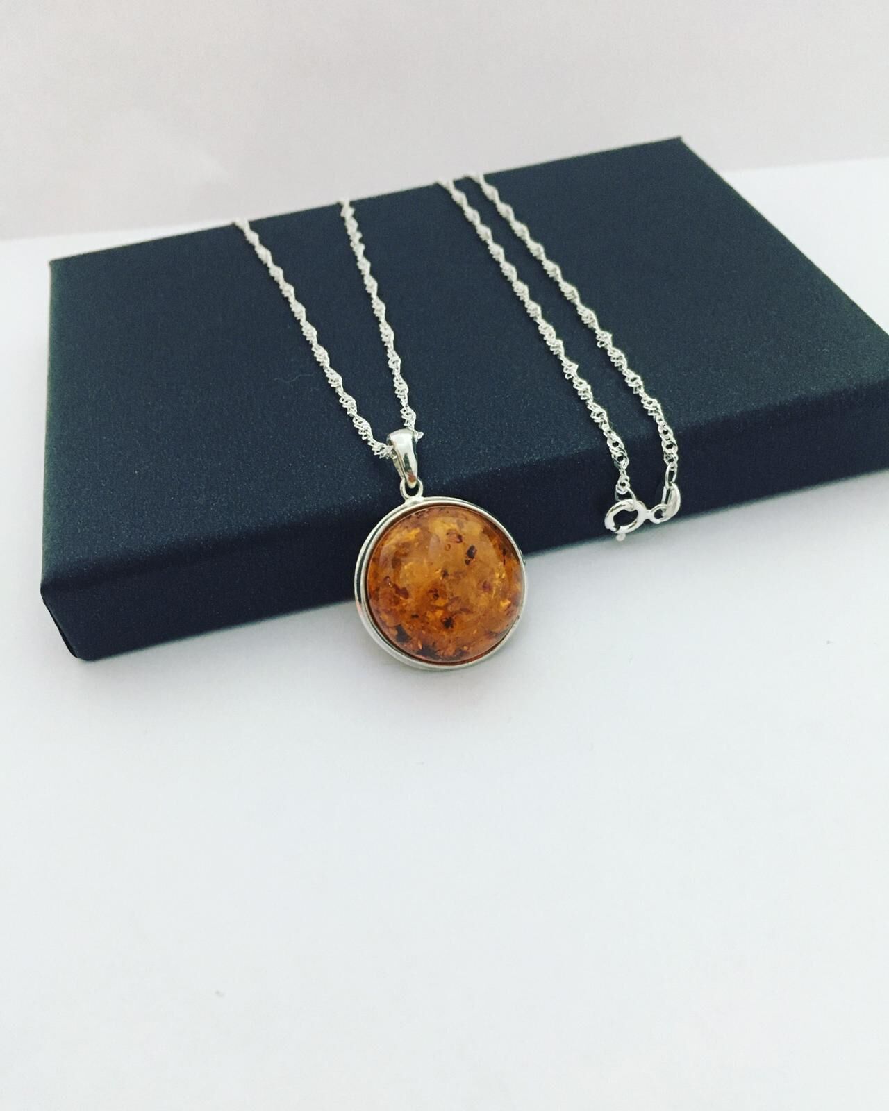 GÜMÜŞ ATEŞ KEHRİBAR YUVARLAK KOLYE