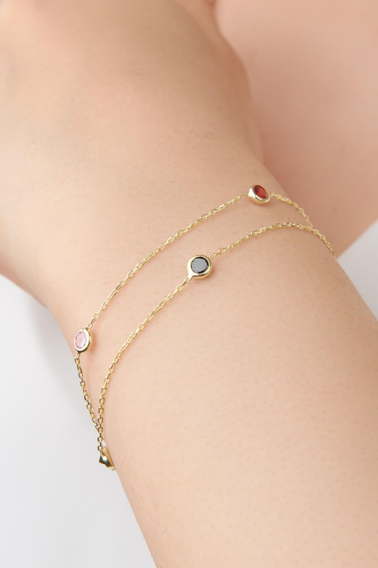 GÜMÜŞ ALTIN KAPLAMA RENGARENK ZİRKON TAŞLI İKİ ZİNCİRLİ BİLEKLİK