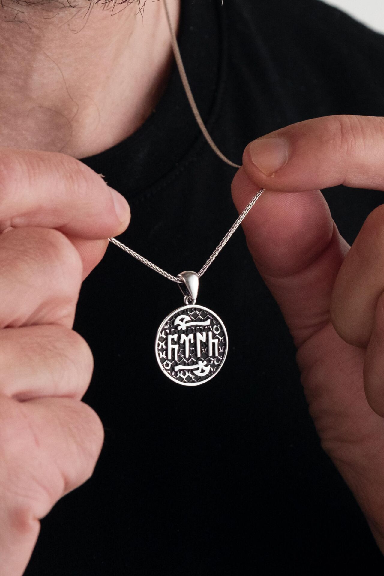 Göktürkçe Türk Yazılı Balta Motifli Gümüş Erkek Kolye