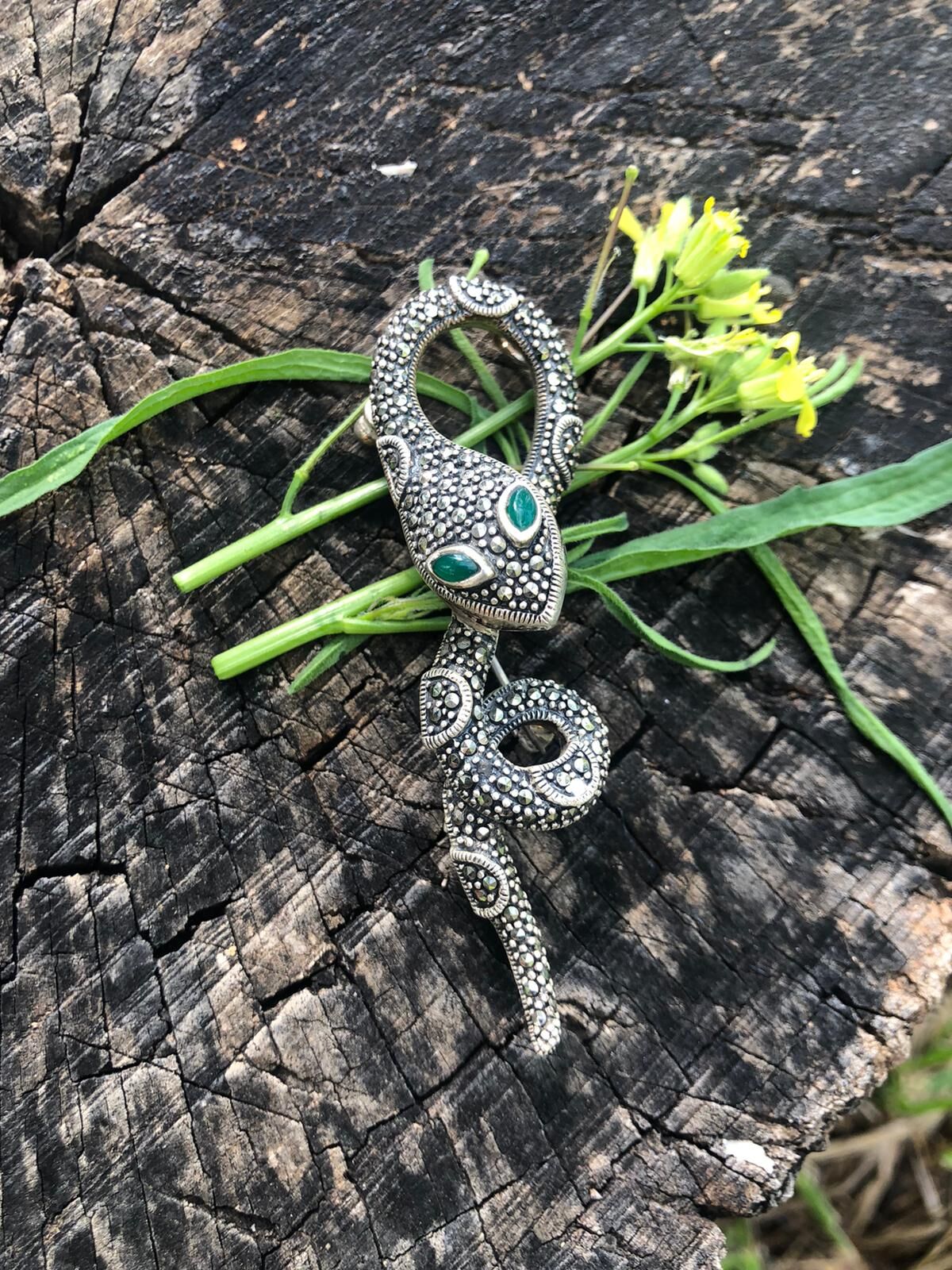 GÜMÜŞ MARKAZİT VE YEŞİM TAŞLI YILAN BROŞ