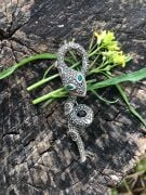 GÜMÜŞ MARKAZİT VE YEŞİM TAŞLI YILAN BROŞ