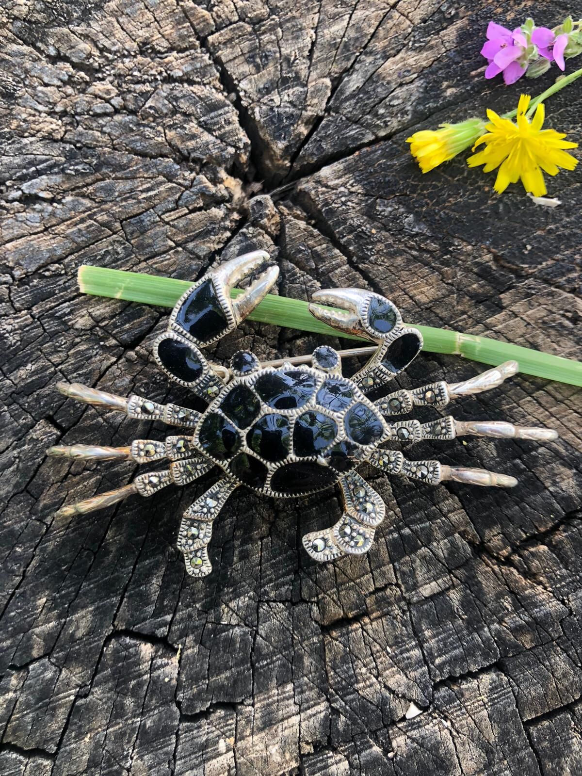 GÜMÜŞ MARKAZİT TAŞLI VE SİYAH MİNE İŞLEMELİ YENGEÇ BROŞ