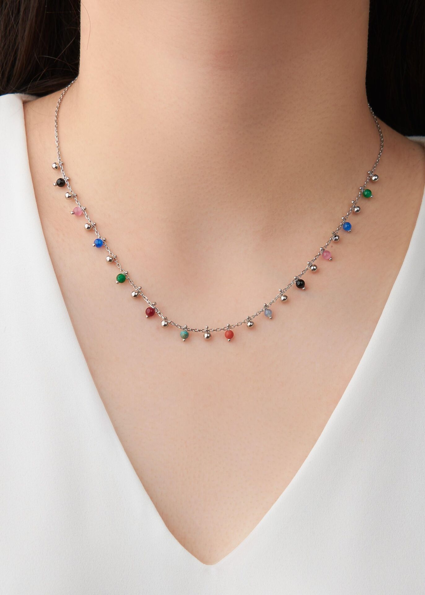 GÜMÜŞ KARIŞIK RENKLİ TAŞLI VE MİNİK TOPLU KOLYE