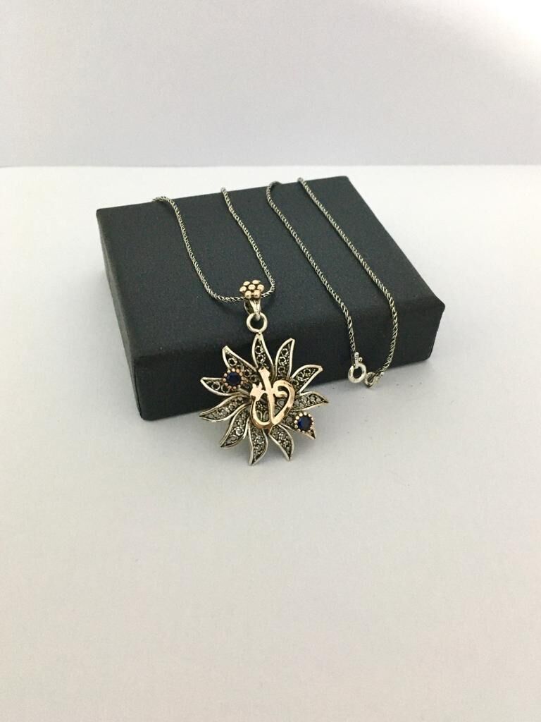 GÜMÜŞ TELKARİ VAV ELİF HARFİ KÖK SAFİR TAŞLI ÇİÇEK KOLYE