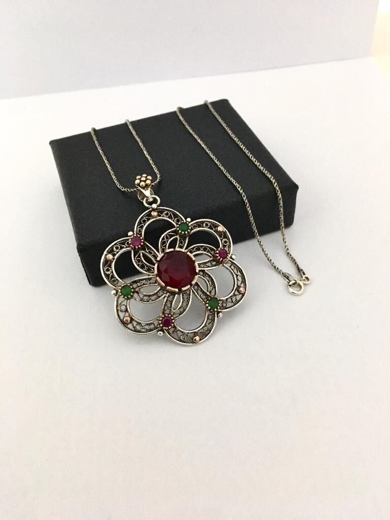 GÜMÜŞ TELKARİ KÖK YAKUT VE KÖK ZÜMRÜT TAŞLI ÇİÇEK KOLYE