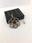 GÜMÜŞ TELKARİ KÖK YAKUT VE KÖK ZÜMRÜT TAŞLI ÇİÇEK KOLYE