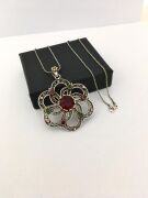 GÜMÜŞ TELKARİ KÖK YAKUT VE KÖK ZÜMRÜT TAŞLI ÇİÇEK KOLYE