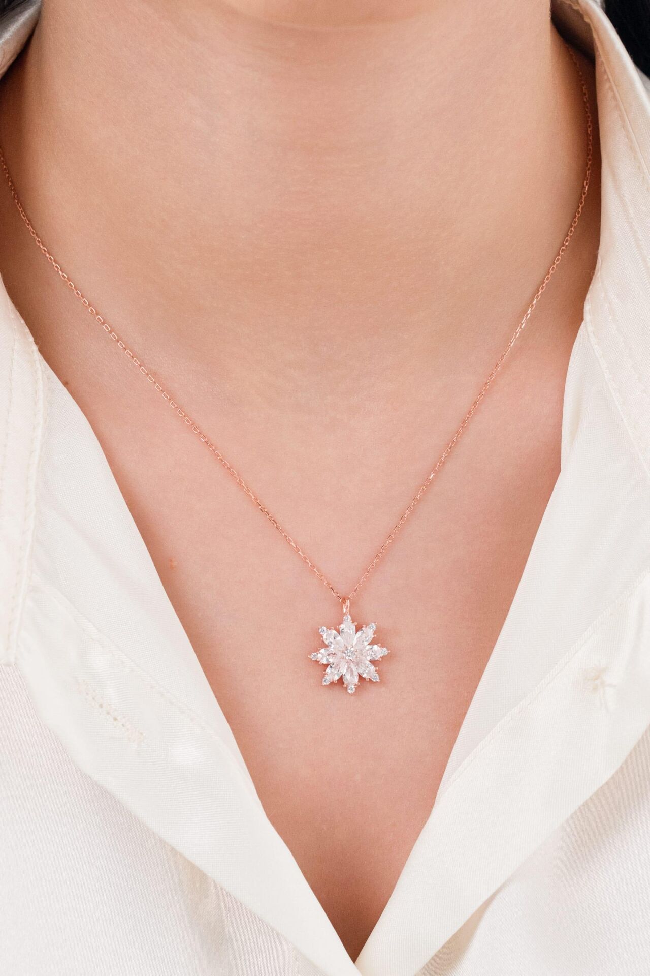 Gümüş Rose Beyaz Zirkon Taşlı Lotus Çiçeği  Kolye