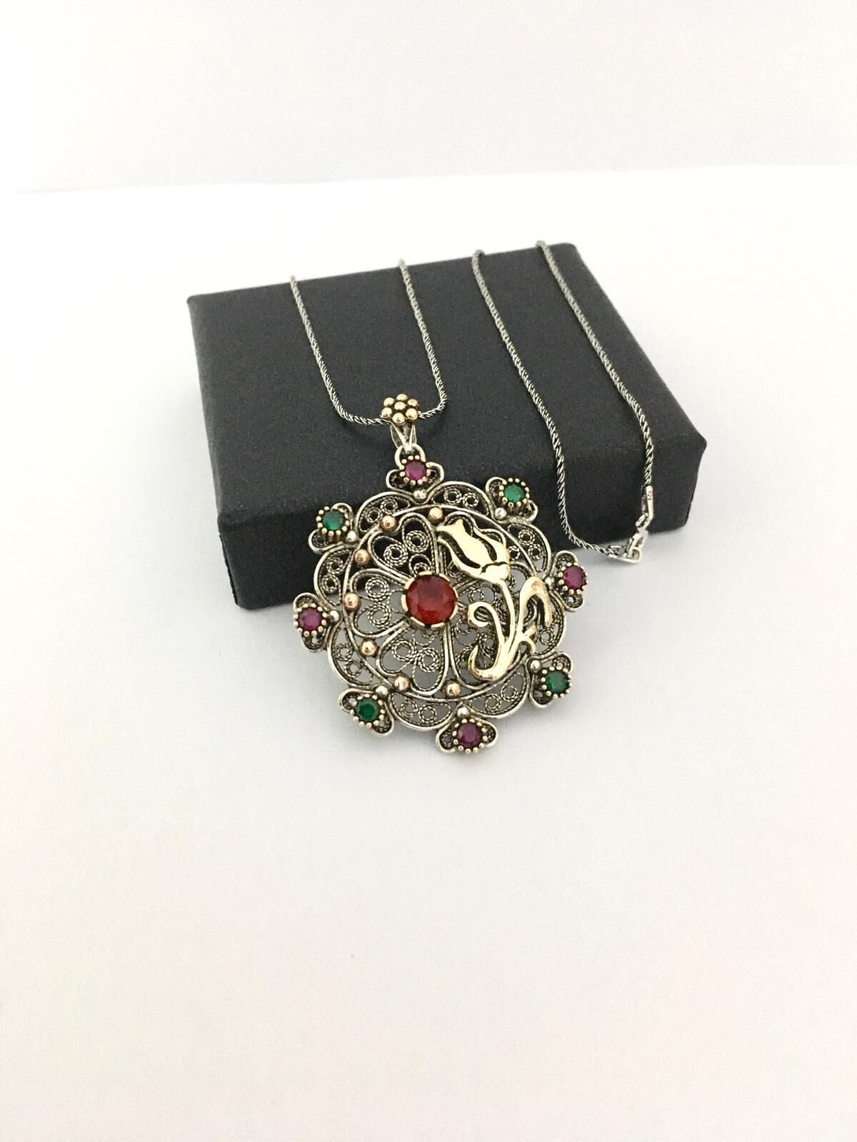 GÜMÜŞ TELKARİ LALE KÖK YAKUT VE KÖK ZÜMRÜT TAŞLI KOLYE