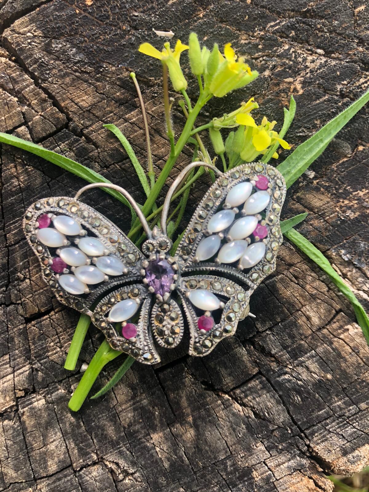 GÜMÜŞ MARKAZİT SEDEF VE KÖK YAKUT TAŞLI KELEBEK BROŞ