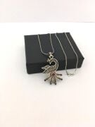 TELKARİ TAVUS KUŞU KÖK YAKUT VE KÖK ZÜMRÜT TAŞLI GÜMÜŞ KOLYE