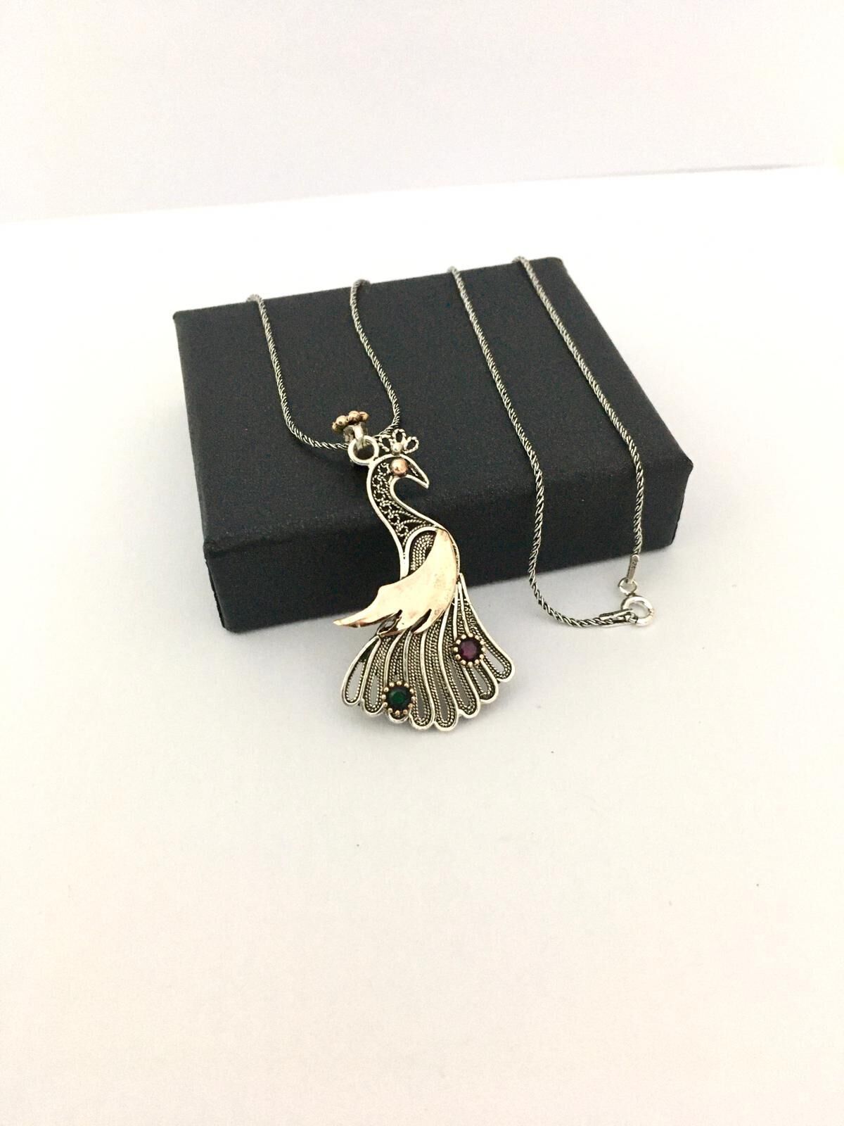 TELKARİ KÖK YAKUT VE KÖK ZÜMRÜT TAŞLI TAVUS KUŞU GÜMÜŞ KOLYE
