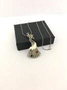 TELKARİ KÖK YAKUT VE KÖK ZÜMRÜT TAŞLI TAVUS KUŞU GÜMÜŞ KOLYE