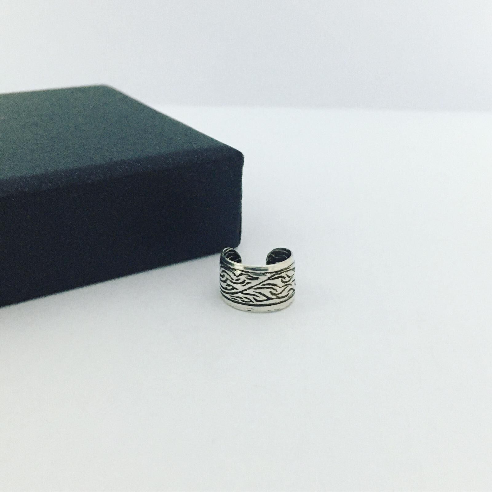 GÜMÜŞ ESKİTME DESENLİ HALKA KIKIRDAK KÜPE