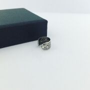 GÜMÜŞ ESKİTME DESENLİ HALKA KIKIRDAK KÜPE