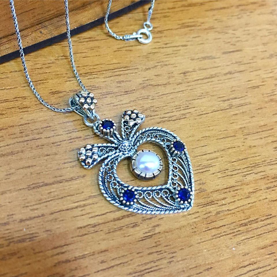 GÜMÜŞ TELKARİ KÖK SAFİR TAŞLI İNCİ KALP KOLYE