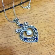 GÜMÜŞ TELKARİ KÖK SAFİR TAŞLI İNCİ KALP KOLYE