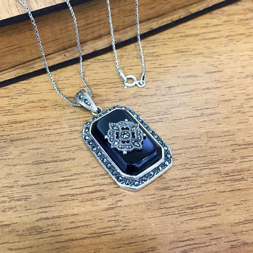 GÜMÜŞ MARKAZİT TAŞLI SİYAH DİKDÖRTGEN KOLYE