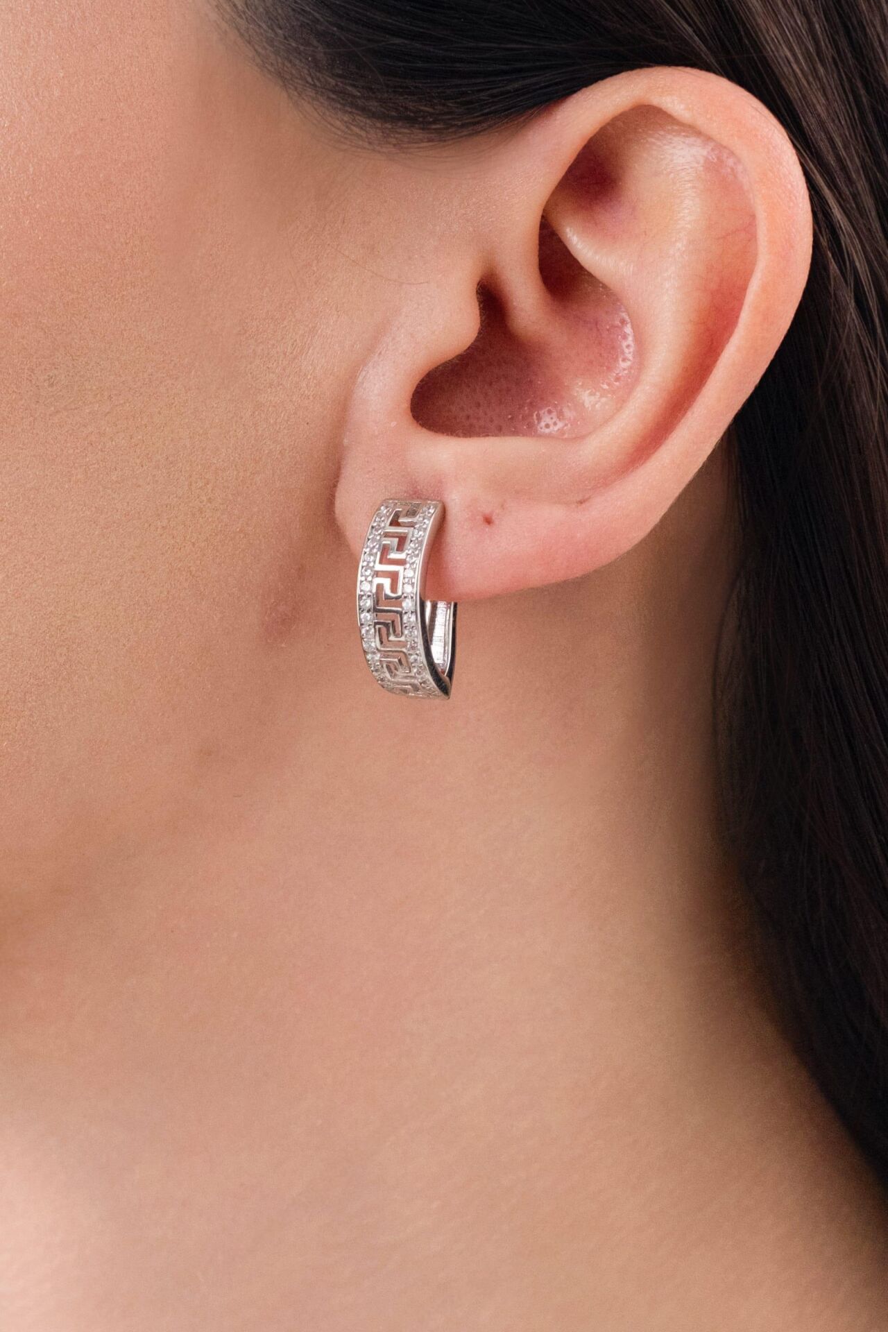 Gümüş GREK GREEK DESENLİ BEYAZ ZİRKON TAŞLI YARIM HALKA KÜPE