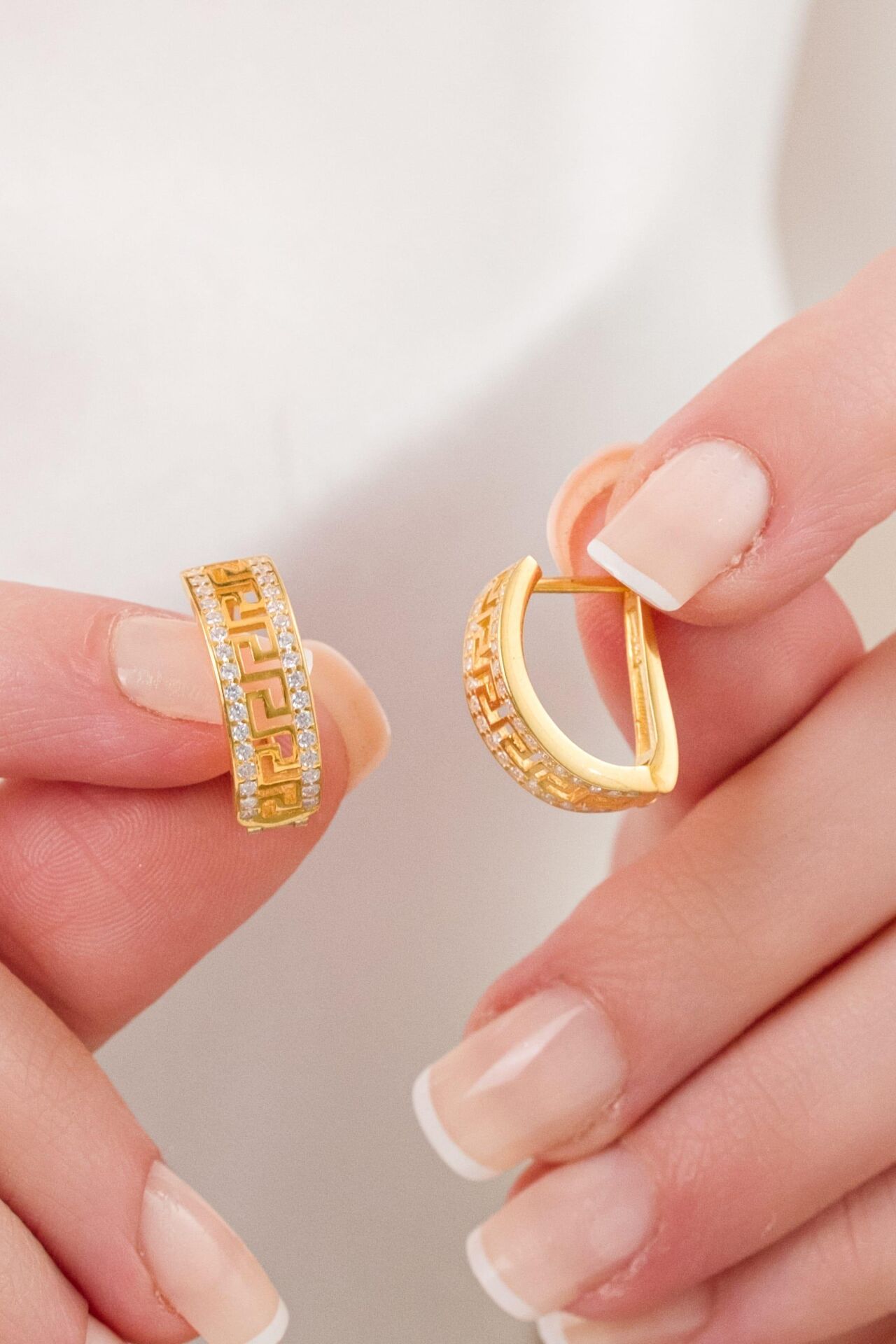 Gümüş ALTIN GOLD KAPLAMA GREK GREEK DESENLİ BEYAZ ZİRKON TAŞLI YARIM HALKA KÜPE