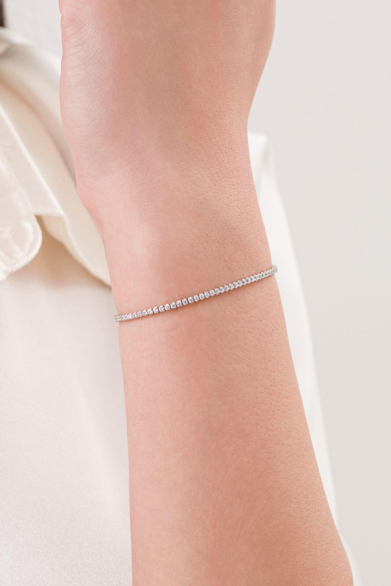 2mm Gümüş Beyaz Zirkon Taşlı Rodyumlu Pırlanta Montürlü İnce Zarif Minimal Su Yolu Bileklik