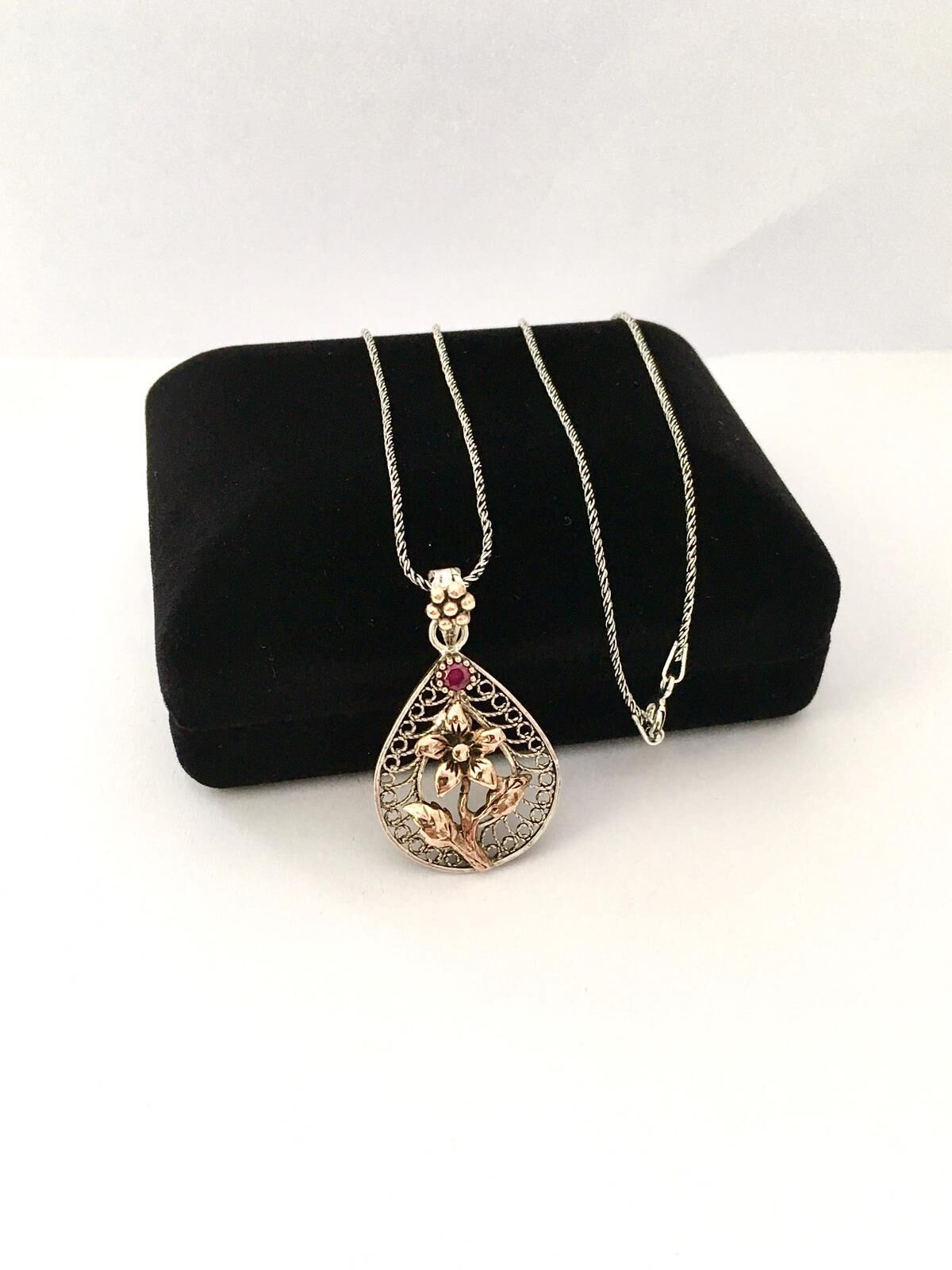 GÜMÜŞ TELKARİ KÖK YAKUT TAŞLI ÇİÇEK DAMLA KOLYE