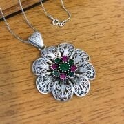 GÜMÜŞ TELKARİ KÖK ZÜMRÜT VE KÖK YAKUT TAŞLI ÇİÇEK KOLYE