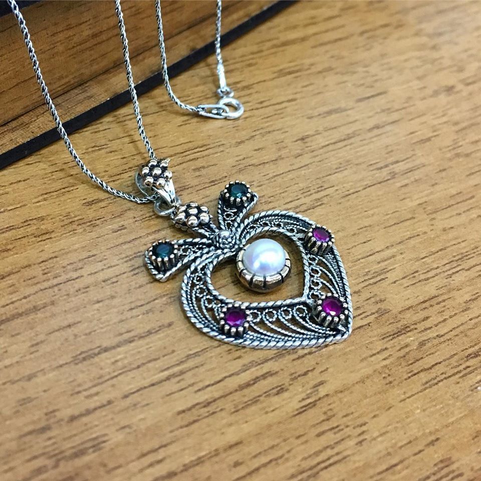 GÜMÜŞ TELKARİ KÖK YAKUT KÖK ZÜMRÜT TAŞLI VE İNCİ KALP KOLYE