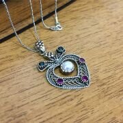 GÜMÜŞ TELKARİ KÖK YAKUT KÖK ZÜMRÜT TAŞLI VE İNCİ KALP KOLYE