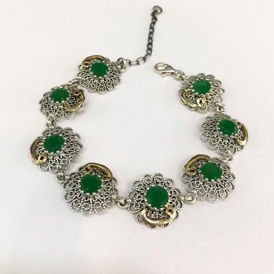 GÜMÜŞ TELKARİ KÖK ZÜMRÜT TAŞLI VAV HARFLİ BİLEKLİK