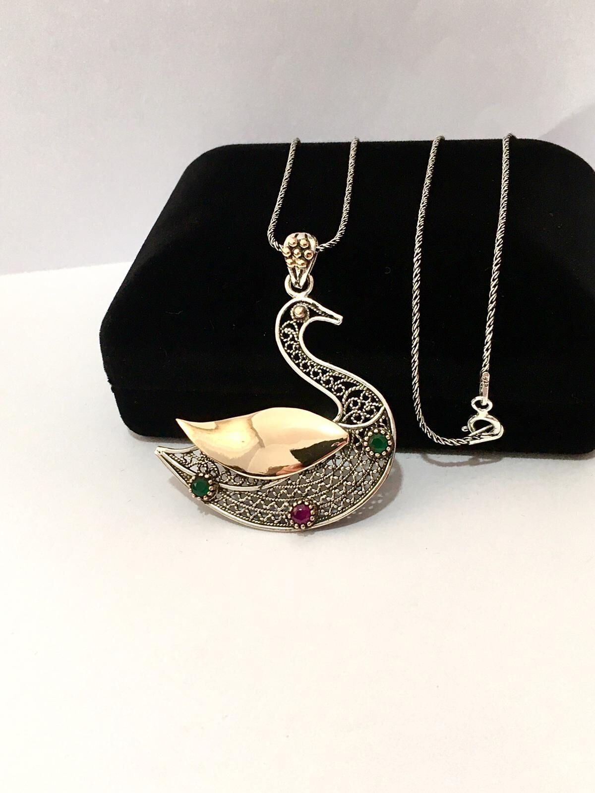 GÜMÜŞ TELKARİ KÖK ZÜMRÜT VE KÖK YAKUT TAŞLI ÖRDEK KOLYE