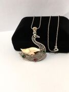 GÜMÜŞ TELKARİ KÖK ZÜMRÜT VE KÖK YAKUT TAŞLI ÖRDEK KOLYE