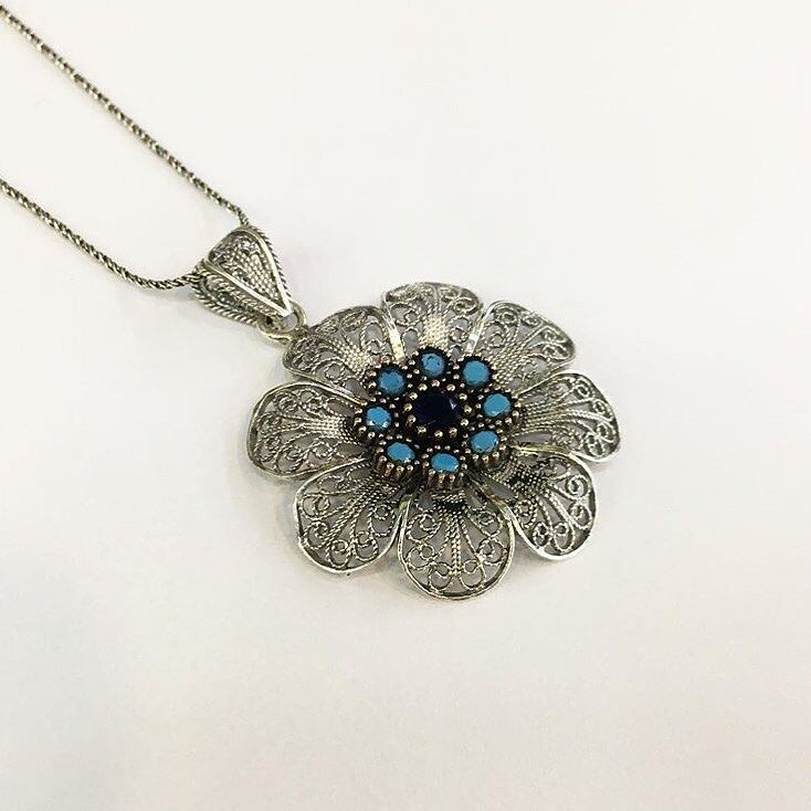 GÜMÜŞ TELKARİ TURKUAZ TAŞLI ÇİÇEK KOLYE