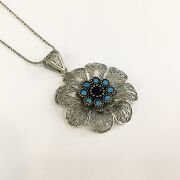 GÜMÜŞ TELKARİ TURKUAZ TAŞLI ÇİÇEK KOLYE