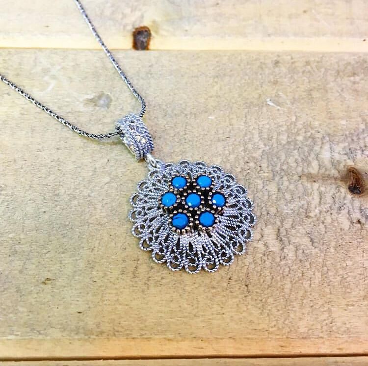 GÜMÜŞ TELKARİ TURKUAZ TAŞLI ÇİÇEK KOLYE