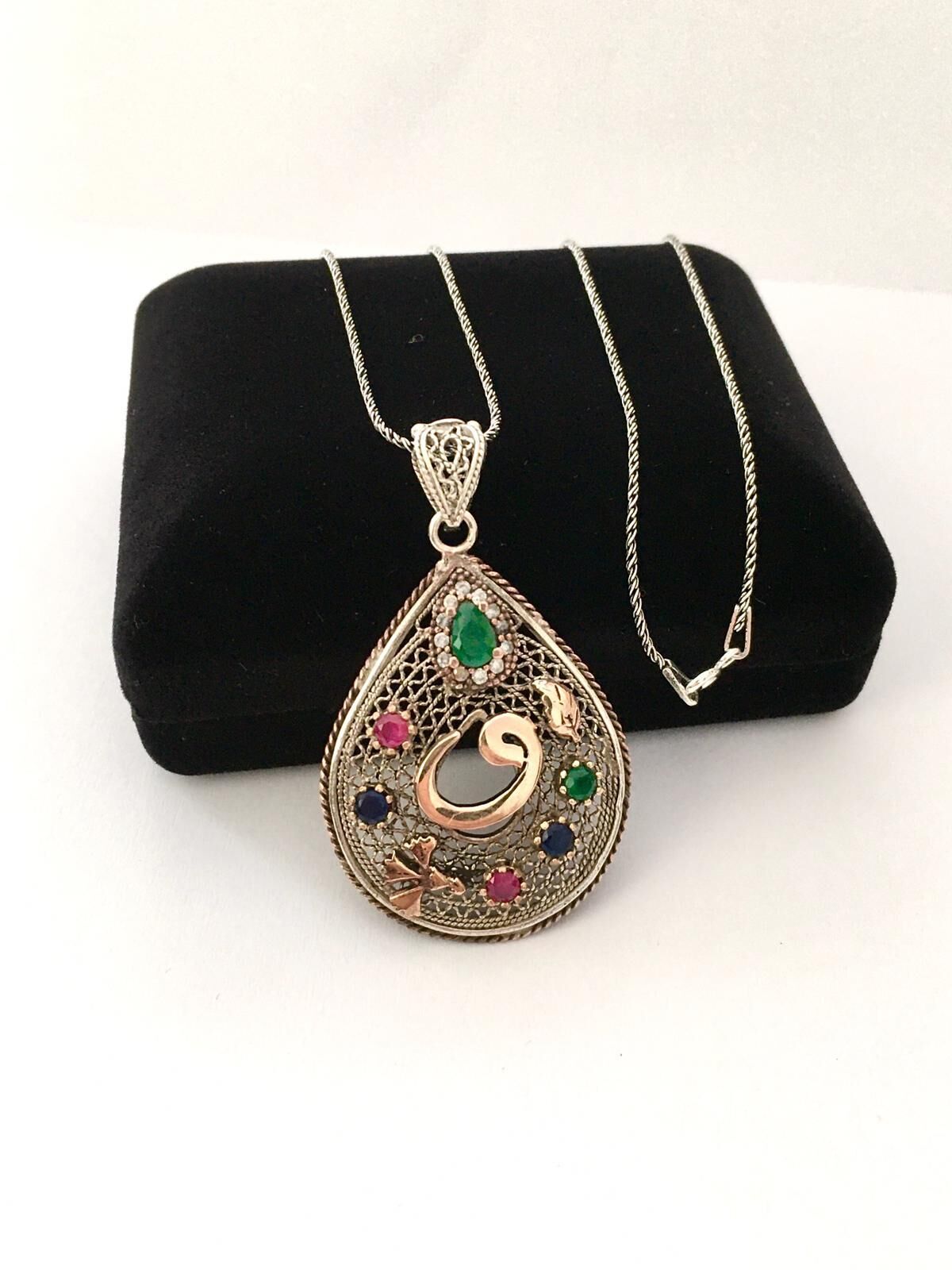 GÜMÜŞ TELKARİ KÖK ZÜMRÜT TAŞLI VAV HARFİ DAMLA KOLYE