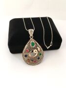 GÜMÜŞ TELKARİ KÖK ZÜMRÜT TAŞLI VAV HARFİ DAMLA KOLYE