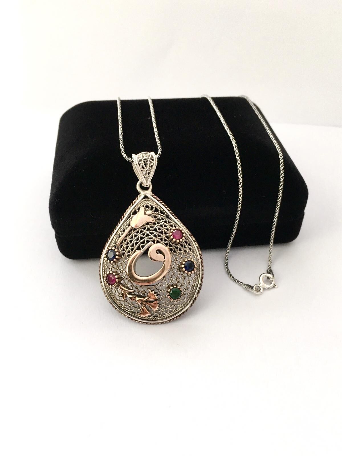 GÜMÜŞ TELKARİ VAV HARFİ KÖK YAKUT VE KÖK ZÜMRÜT TAŞLI DAMLA KOLYE