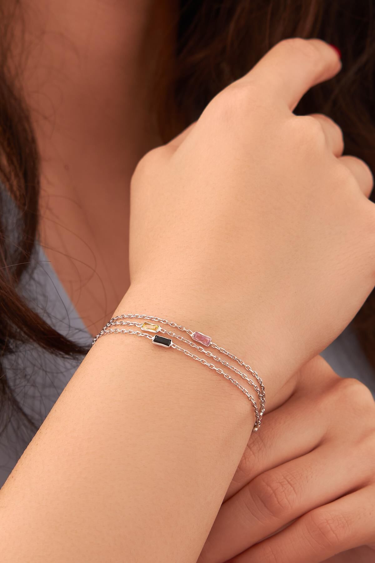 GÜMÜŞ DİKDÖRTGEN RENKLİ ZİRKON TAŞLI ÜÇ ZİNCİRLİ BİLEKLİK