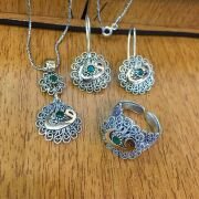 GÜMÜŞ TELKARİ KÖK ZÜMRÜT TAŞLI VAV SET