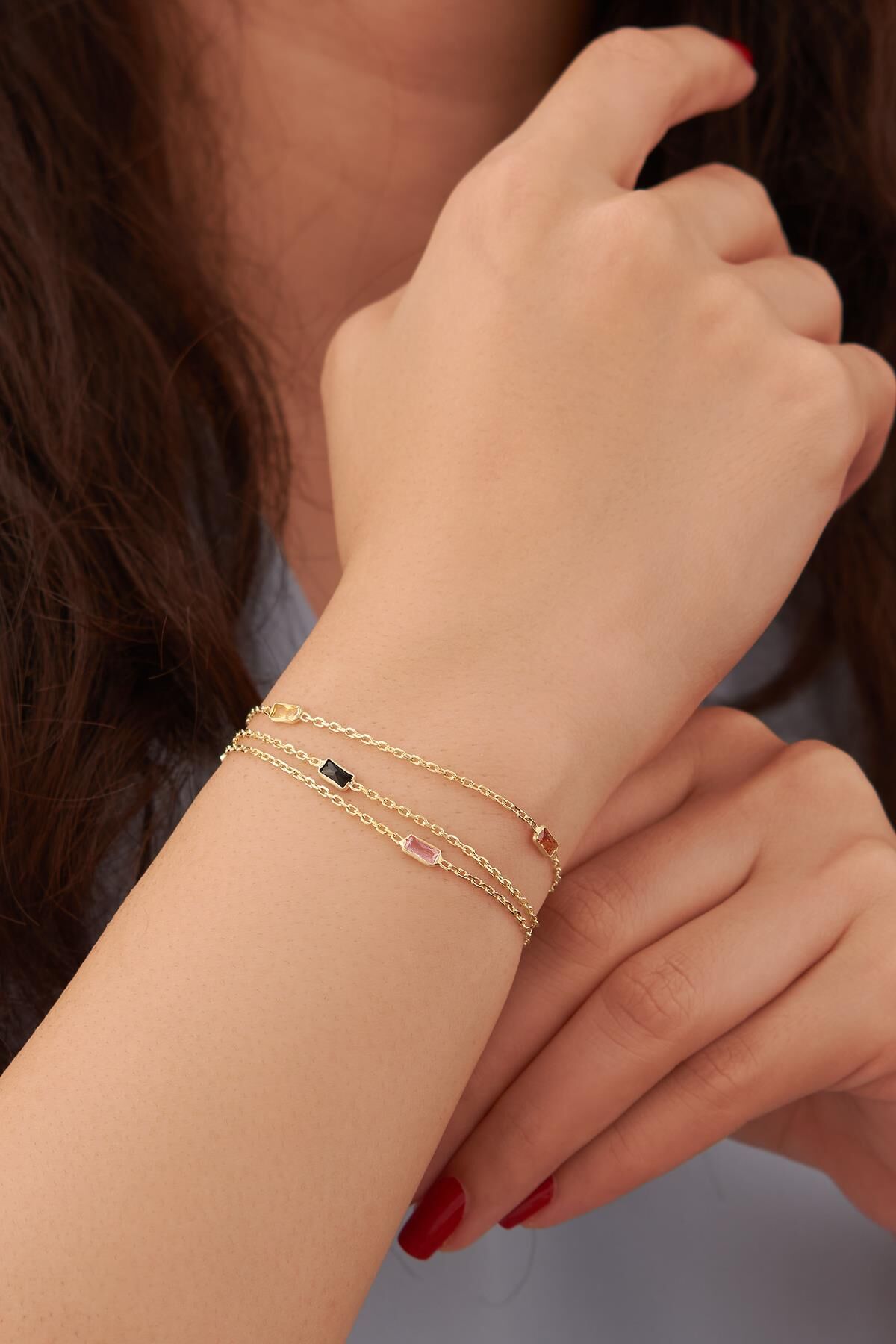 GÜMÜŞ DİKDÖRTGEN RENKLİ ZİRKON TAŞLI ÜÇ ZİNCİRLİ BİLEKLİK ALTIN