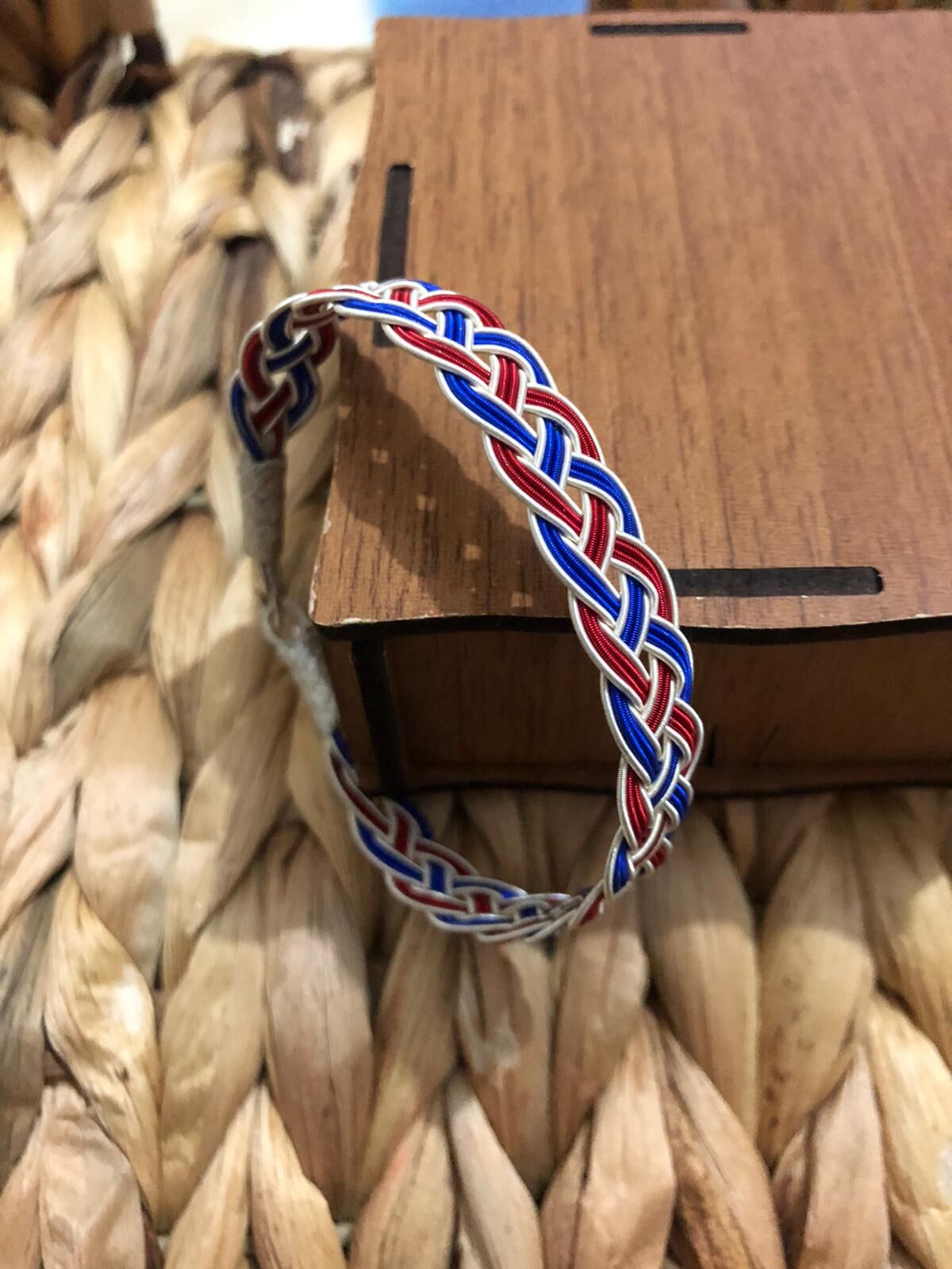 GÜMÜŞ KAZAZİYE ÖRGÜ BORDO MAVİ BİLEKLİK