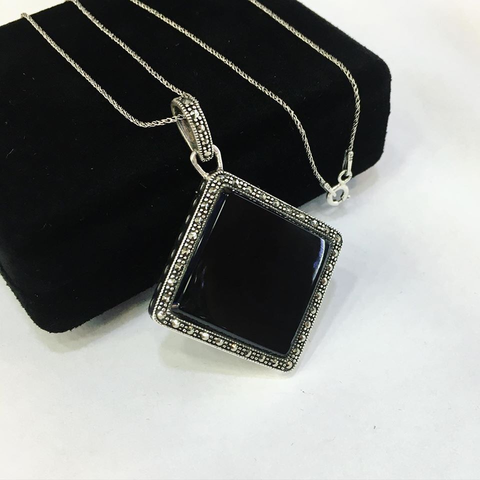 GÜMÜŞ MARKAZİT SİYAH TAŞLI PRİZMA KOLYE