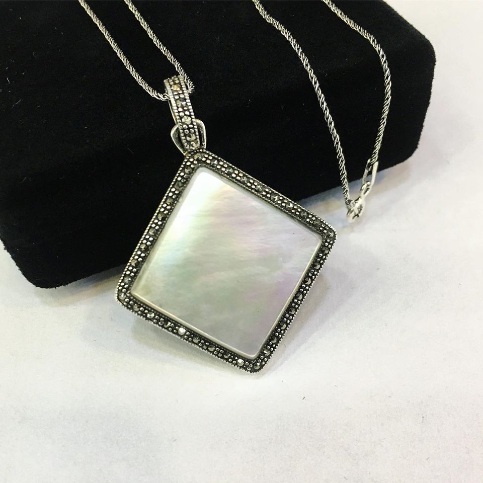 GÜMÜŞ MARKAZİT VE SEDEF TAŞLI KARE KOLYE