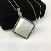 GÜMÜŞ MARKAZİT VE SEDEF TAŞLI KARE KOLYE