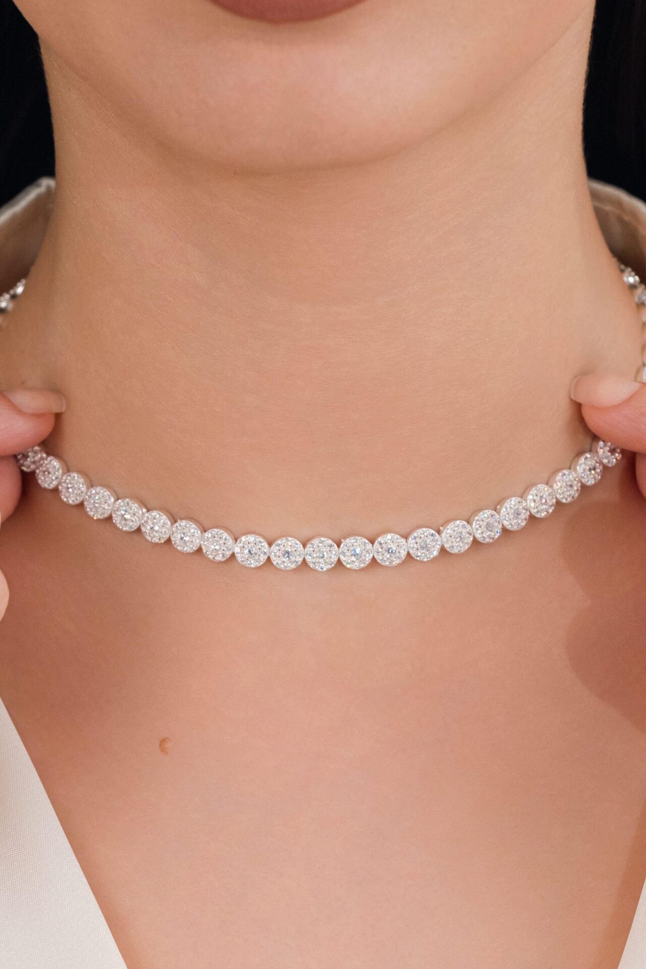 Gümüş Beyaz Zirkon Taşlı Pırlanta Modeli Su Yolu Choker Tasma Kolye