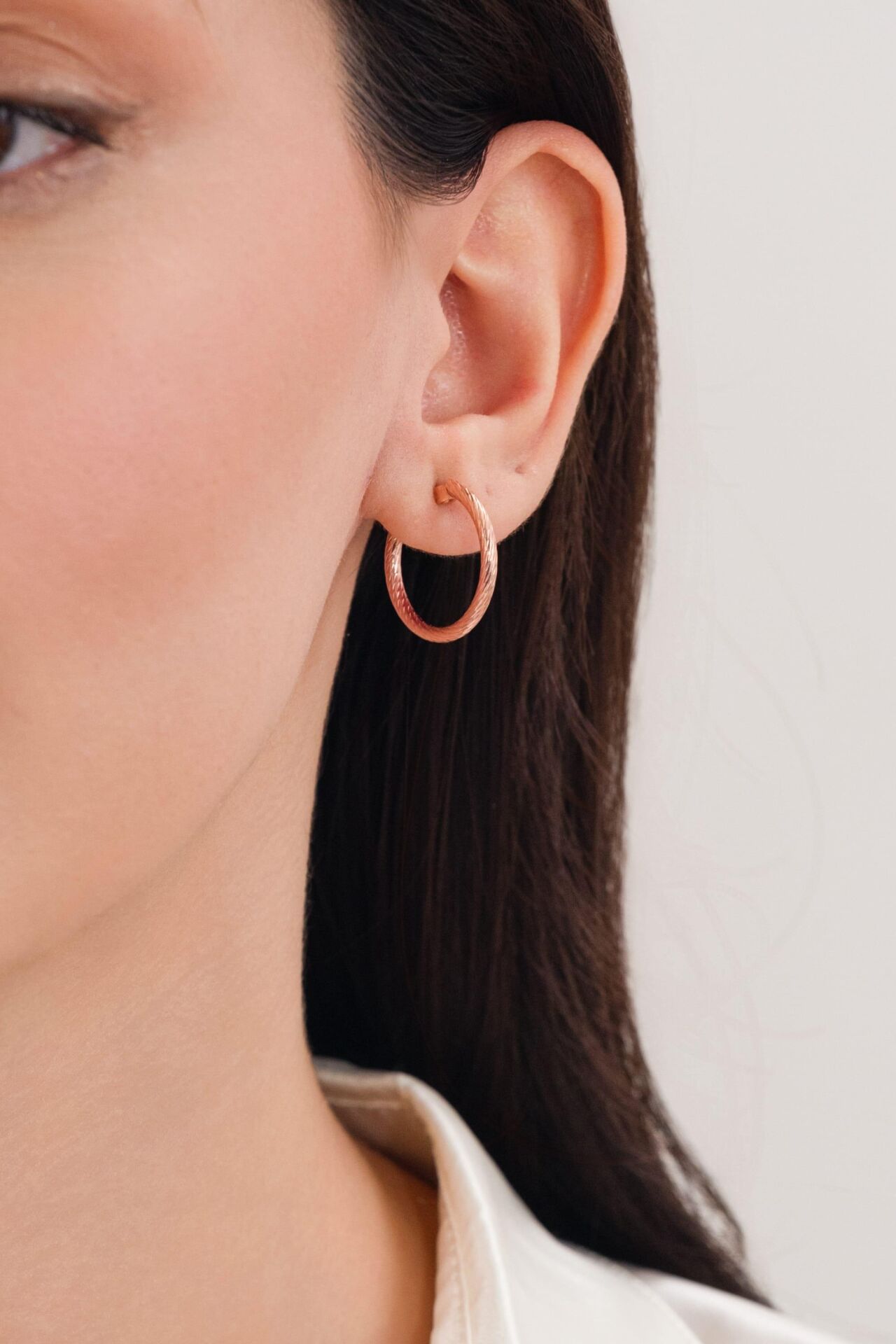 20 mm Gümüş Rose Kaplama Çizgili Kalem İşlemeli Halka Küpe